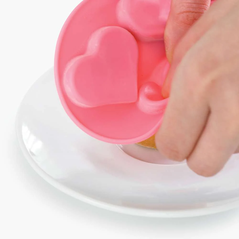 Catit Creamy Heart-Shaped Silicone Ice Tray - Image 6